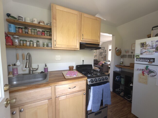 2214 Winnebago St unit 1, Madison, WI 53704 - photo 5