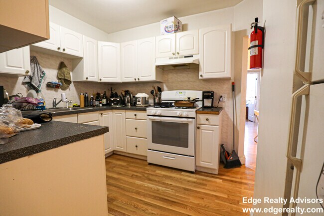 73 Thatcher St unit 5, Brookline, MA 02446 - photo 4