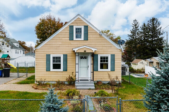 Colonial style Cottage are a popular choice amongst Killingly St residents.