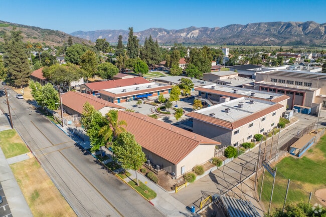 The student to teacher ratio at Fillmore High School is 21 to 1, which is slightly below the California state average.