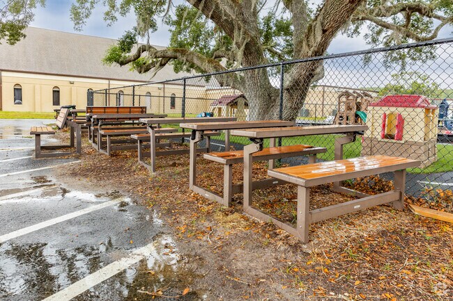 Students at Learning Lodge Academy can enjoy outdoor lunches in Port Richey.