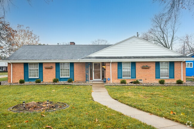 Single-story ranch-styles are common in Woodhurst.