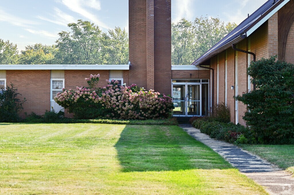 Entrance to Bay Knoll School.