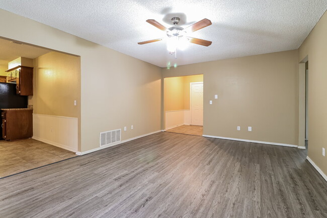 1212 SE 11th St, Moore, OK 73160 - photo 4