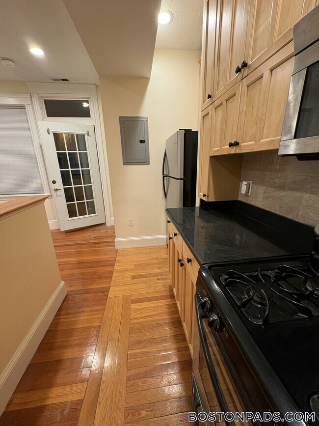 191 Winthrop Rd unit 6, Brookline, MA 02445 - photo 7