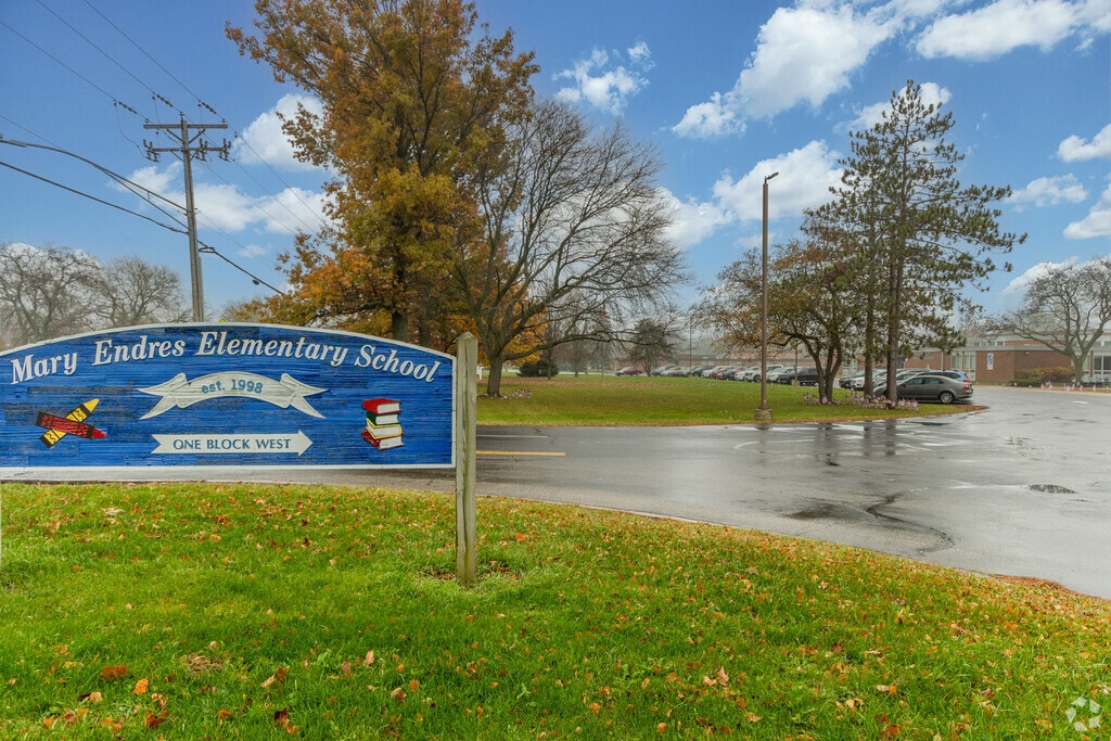 Elementary school in Woodstock, IL