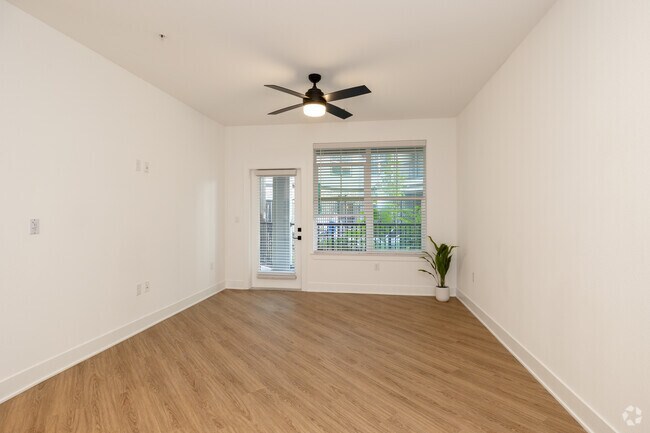 1BR, 1BA - 761SF - Hawthorne - Living Room