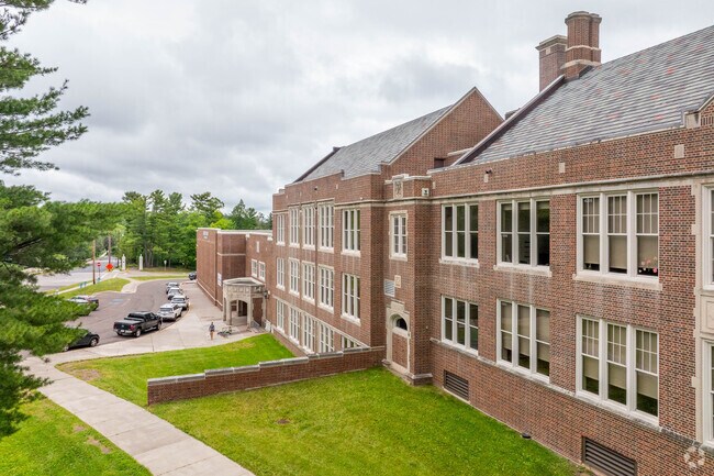 Ordean East Middle School has a student-teacher ratio of 28:1.