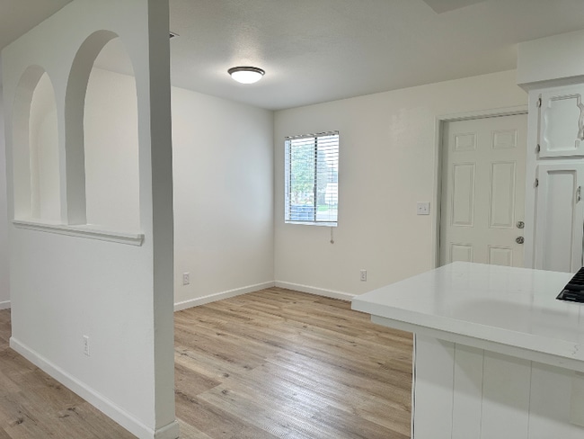 1038 S Kent Ct, Visalia, CA 93277 - photo 5