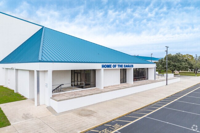 East Lake High School has 2,326 students in grades PK, 9-12.