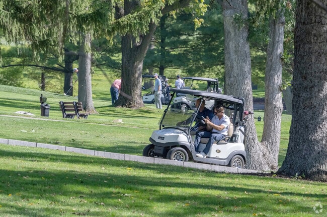 Golfers are right next to the Decatur Country Club and the Bayview neighborhood is lakeside.