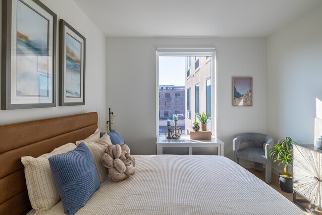 1BR, 1BA - 725SF - Bedroom
