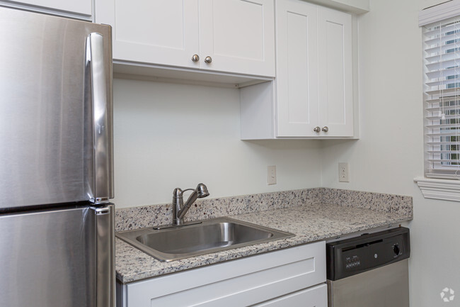 2 BR, 2 BA - 1036 SF