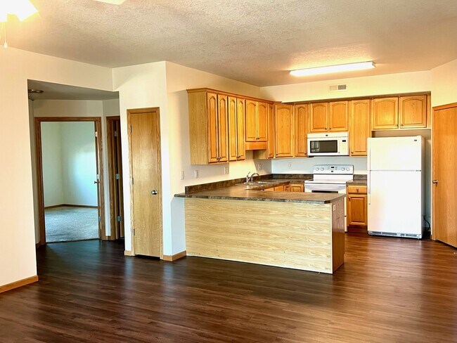 121 Aspen Ln unit 10, Hills, IA 52235 - photo 2