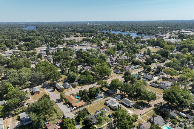 Northside is a quick drive to Downtown Elkhart and the Saint Joseph River.