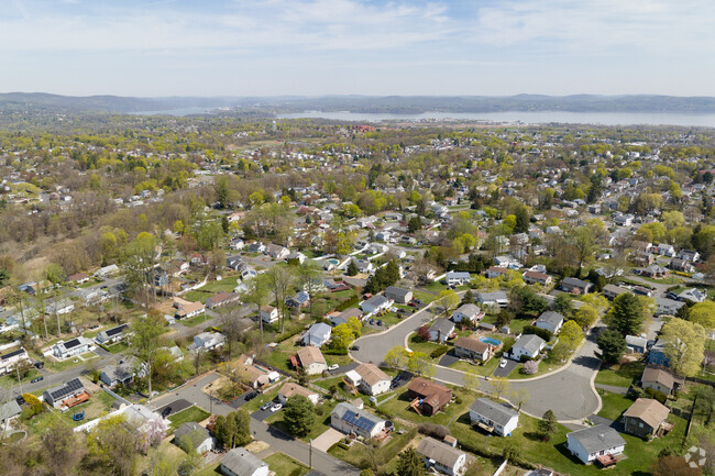 In 1609 Henry Hudson looking for the Northwest Passage docked in what is now Haverstraw, NY.