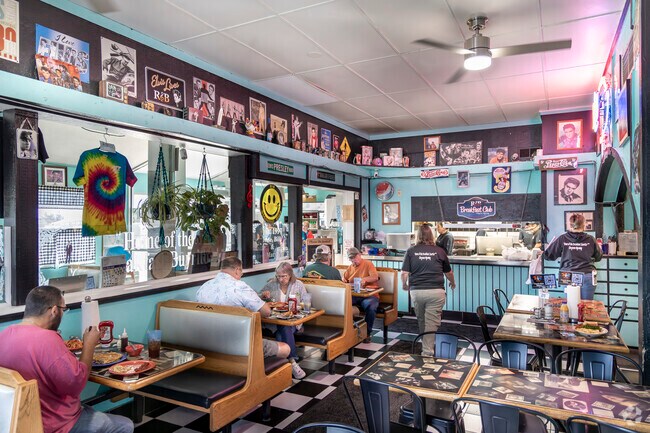 R&B Breakfast Club near Lake Minnehaha serves breakfast and brunch favorites.