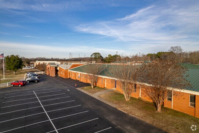 Maddison Cross Roads Elementary School is a Pre-K through 4th grade school in Toney Alabama.
