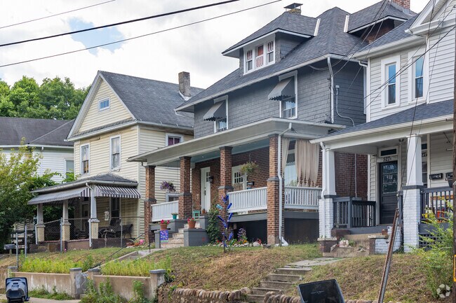 The average value of a home in Franklin-Colonial is $394659.