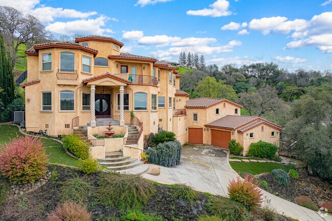 Homes in Whitney Oaks come in a variety of sizes from smaller single family homes to mansions.