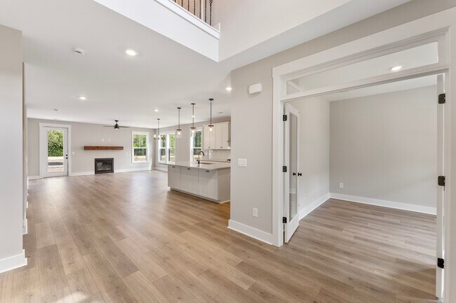 303 Breakwater Ln unit 36469220, Seneca, SC 29678 - photo 4