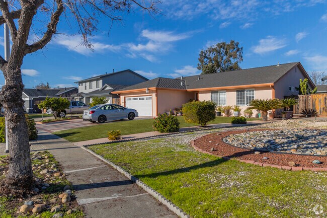 Many homes in Newark are single family detached ranch style homes.