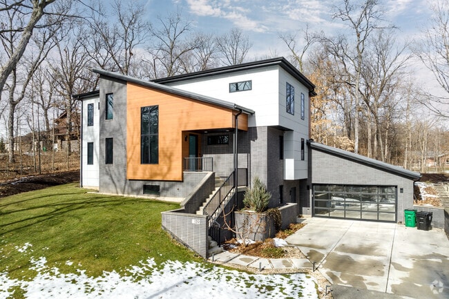 Modern homes are scattered throughout Bloomingdale.