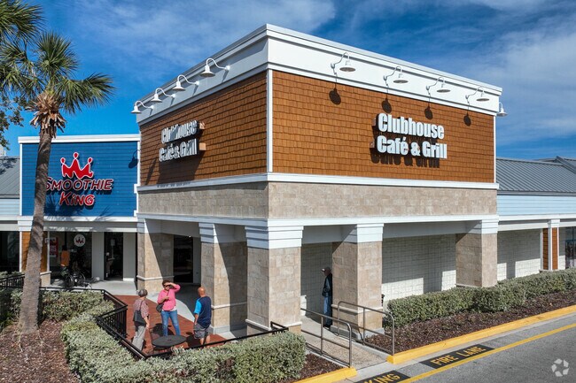 The Clubhouse Cafe & Grill welcomes hungry residents of Lake Park.