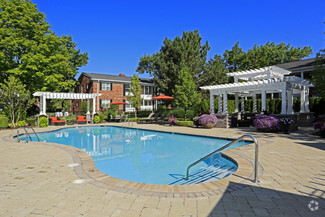 3100 Glouchester Dr, Troy, MI 48084