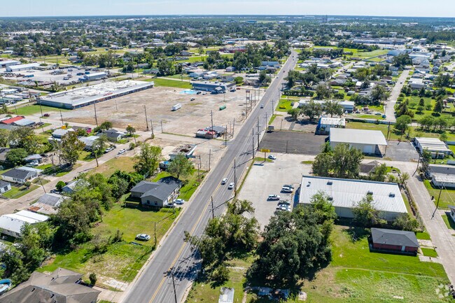 Grand Caillou Rd Connects Houma Heights to the rest of Houma.