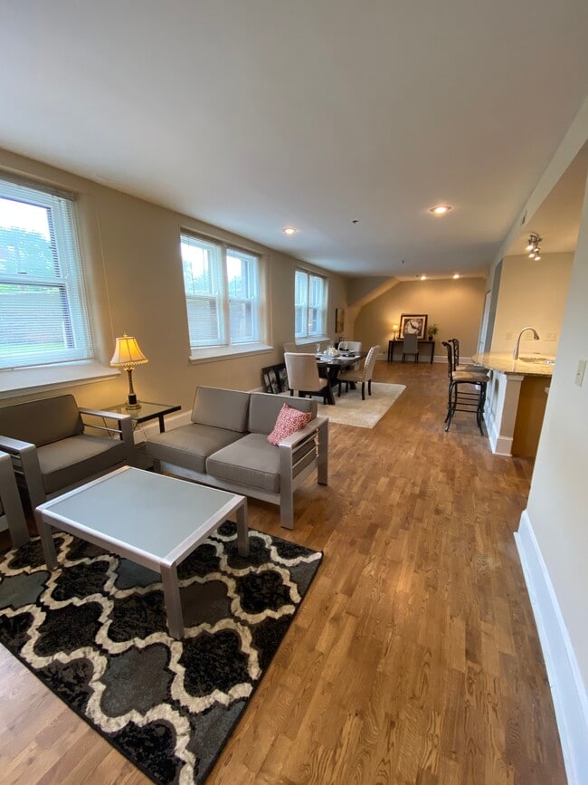 Bright unit with easy living – ground floor unit.