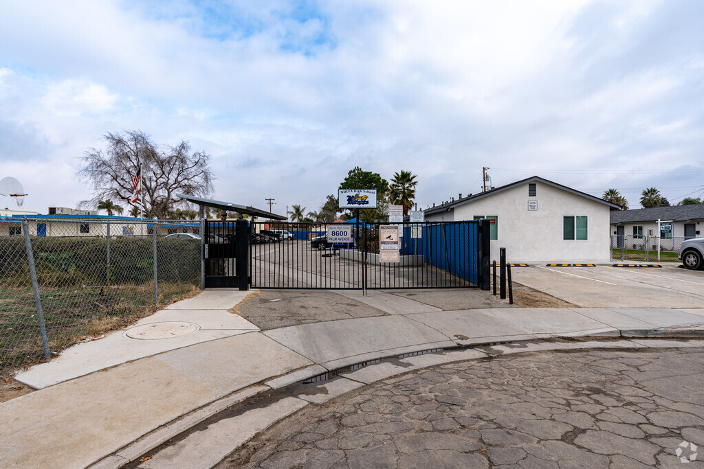 Nueva Continuation School is located in Lamont, California.