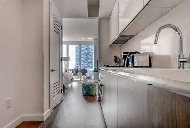 605 W 42nd St unit ID1016133P, New York, NY 10036 - photo 5