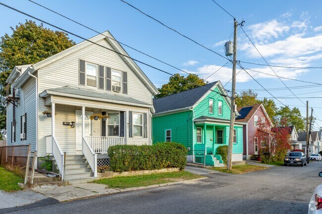 Craftsman homes in Spectacle show off bold paint colors and detailed architectural trim.