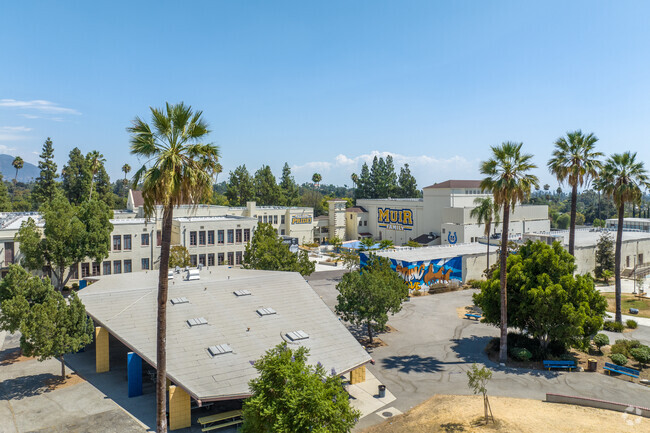 The John Muir High School in North Pasadena offers classes in English and Spanish.