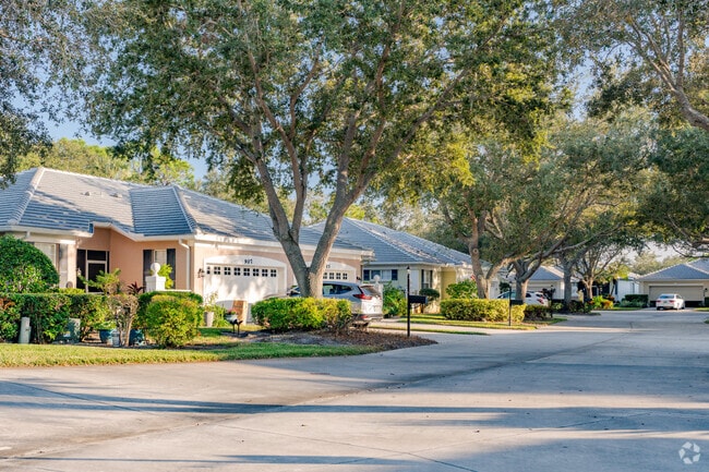 Plantation's single-family homes offer manicured lawns.