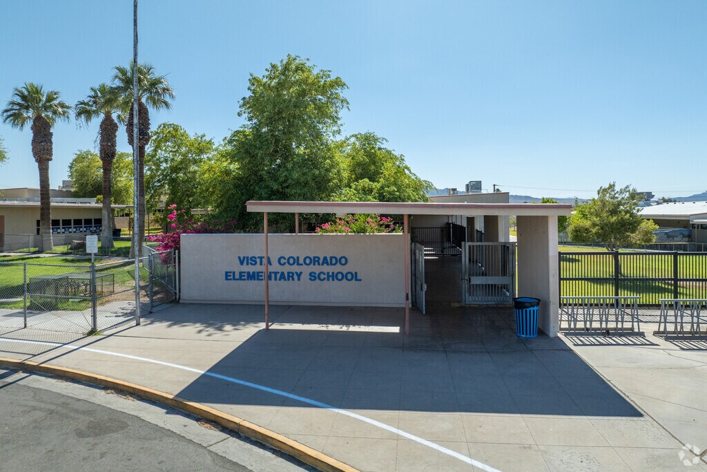 The entrance to Vista Colorado Elementary is inviting.