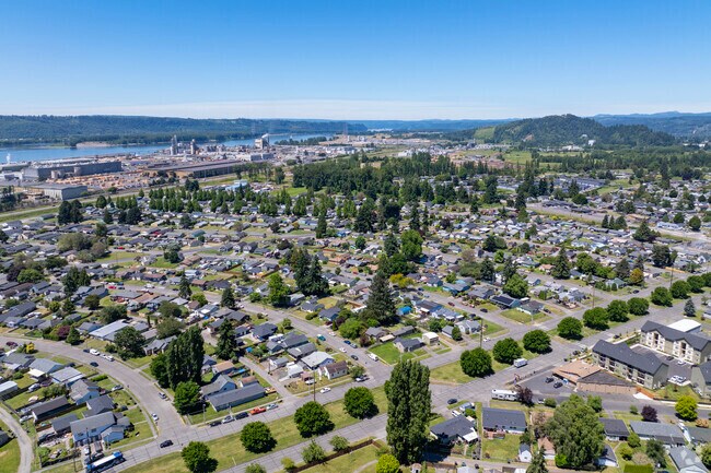 Broadway is very central, making it easy to bike or walk to most food and shopping locations.