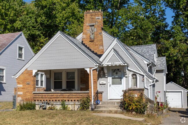 Home styles and sizes vary greatly throughout Mount Vernon.