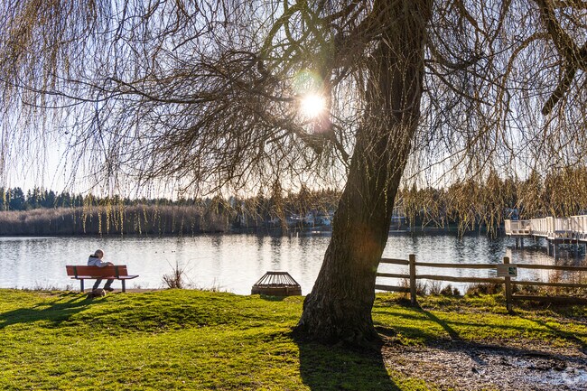 Lake Ballinger fills with people when the sun comes out.
