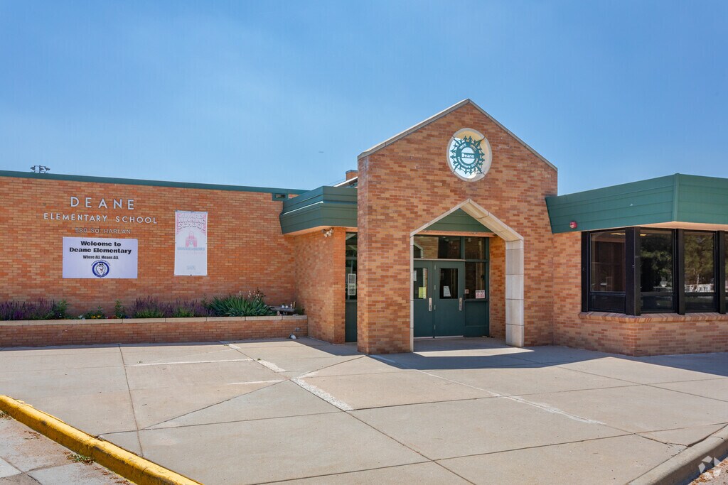 Deane Elementary School is a public school located in the South Alameda area of Lakewood.