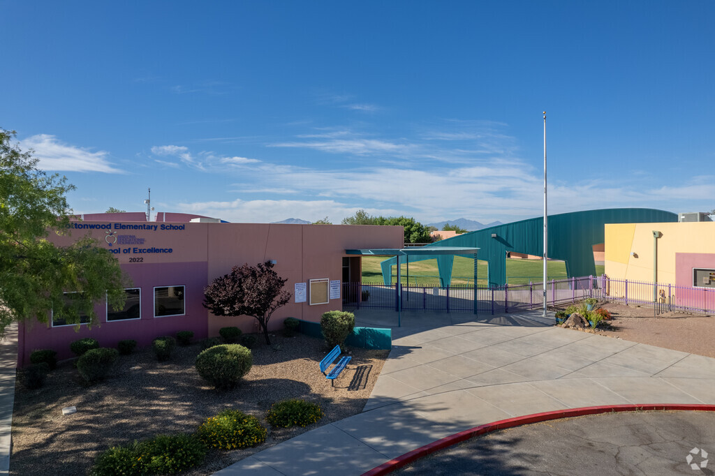 The entrance at Cottonwood Elementary.