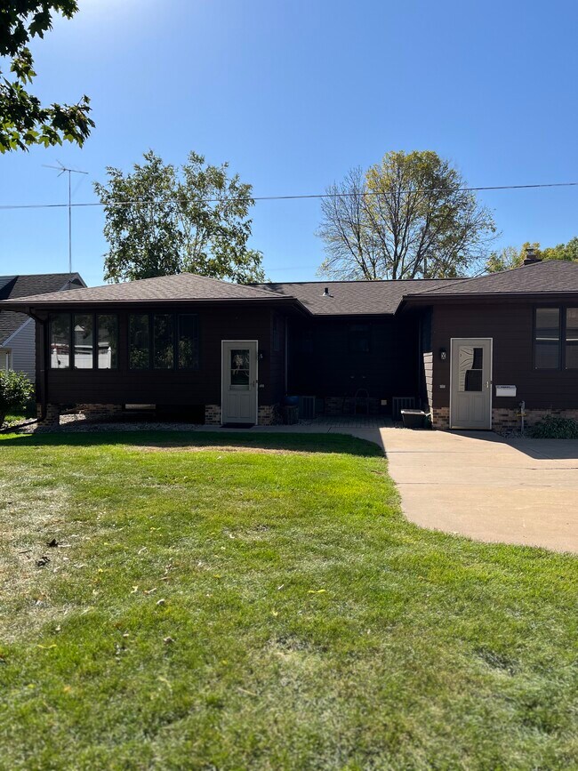 814 W Main St, Little Chute, WI 54140