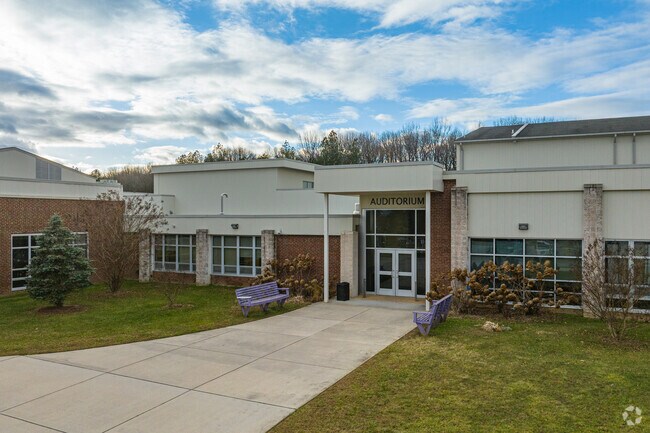 There is a 15 to 1 student-teacher ratio at Elkton High School.