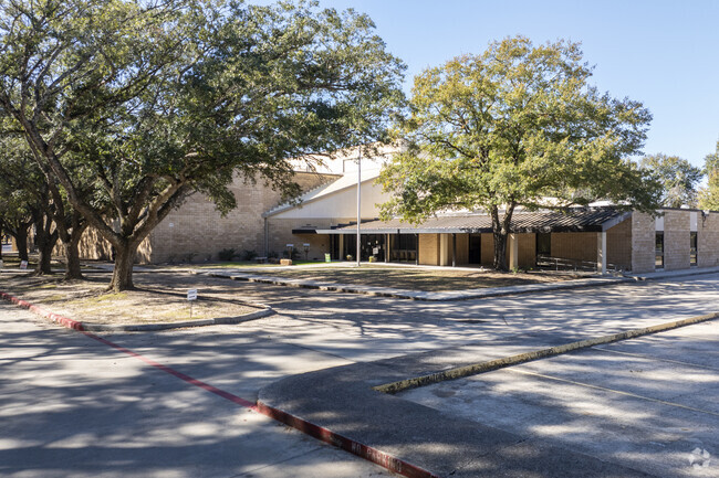 Ehrhardt Elementary School has a 14:1 student to teacher ratio.