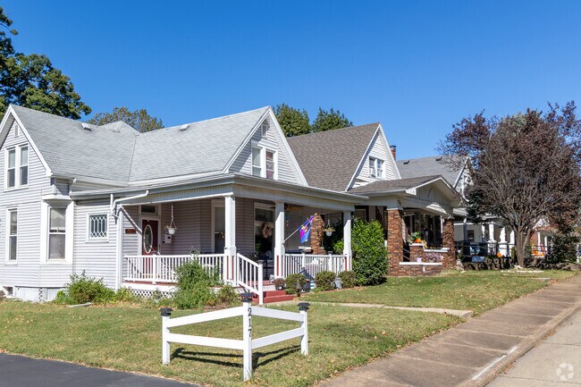 The median home in Poplar Grove was constructed in 1926.