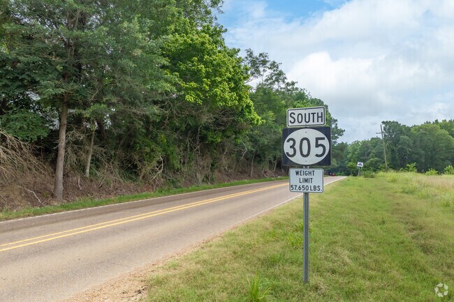 Lewisburg is crossed by State Route 305, which runs north and south.