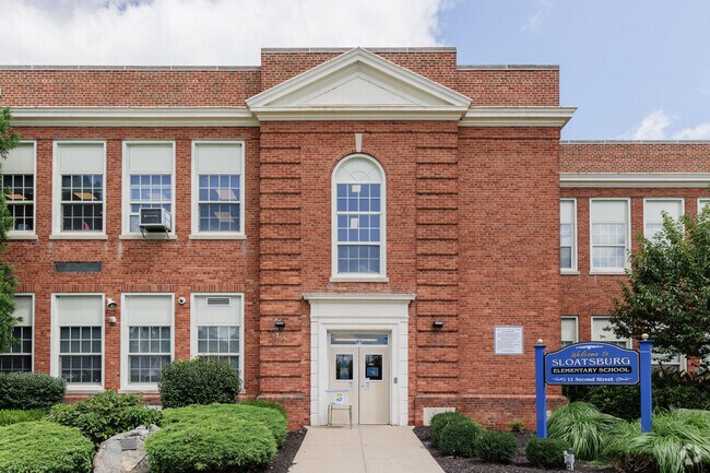 Sloatsburg Elementary School has a student-teacher ratio of 10 to 1.
