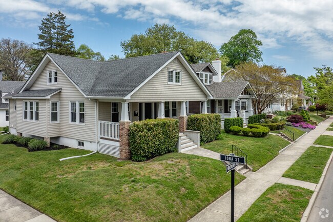Colonial, ranch and four square homes are common in Interlaken.
