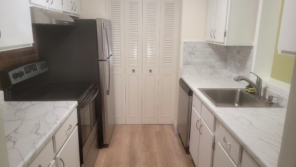 25 Greentree Ln unit 34, South Weymouth, MA 02190 - photo 1